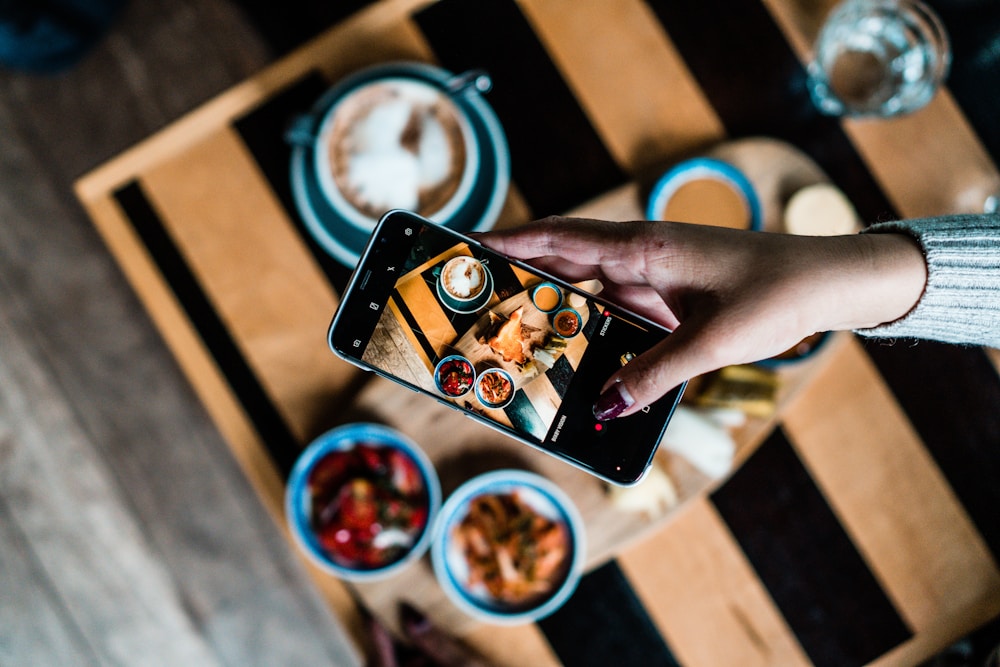Registro do prato por foto no app ContaCal para levar à consulta