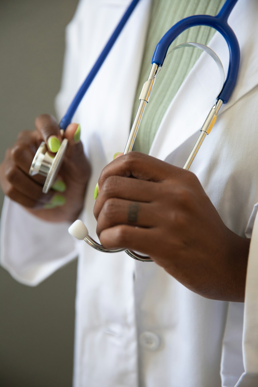 Nutrólogo é médico e faz avaliação clínica com estetoscópio