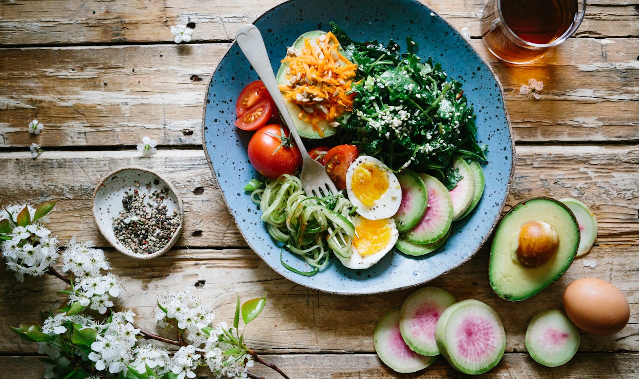 Balanced plate with protein and vegetables for weight loss
