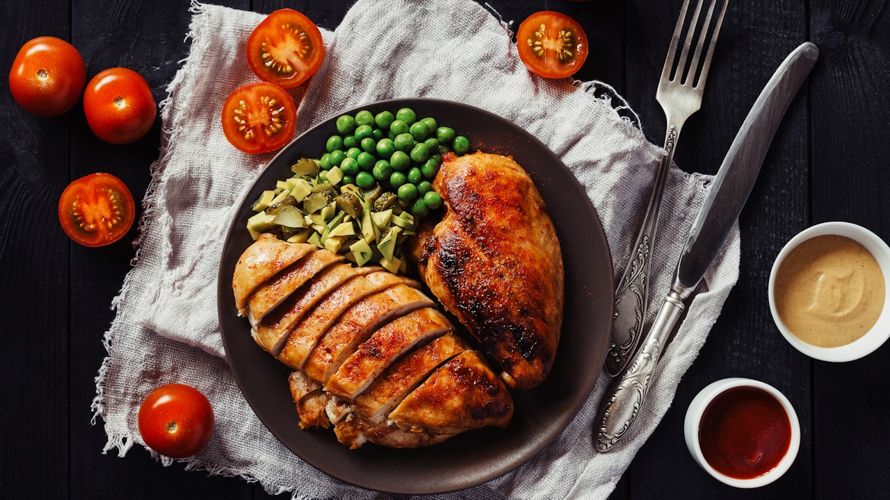 Balanced plate with protein, carbohydrates and vegetables showing the three macronutrients