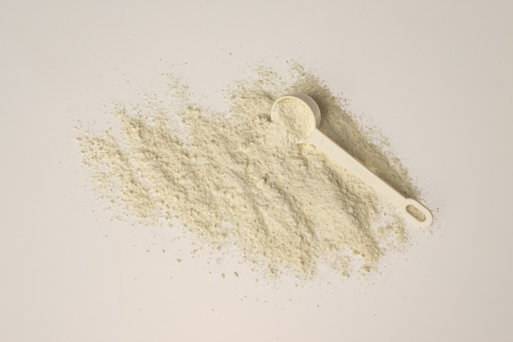 A measured scoop of creatine, close to 5 grams