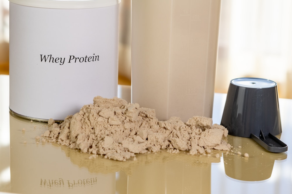 Whey protein sendo preparado na coqueteleira com água