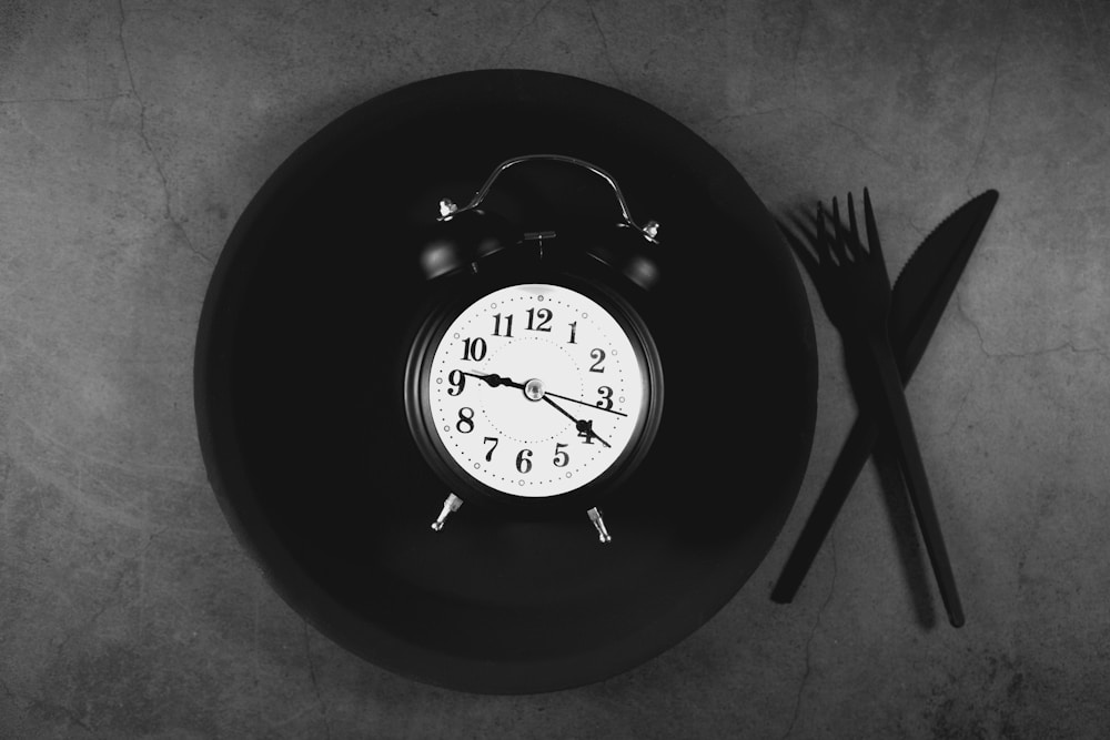 Beginner intermittent fasting schedule with a clock marking the eating window