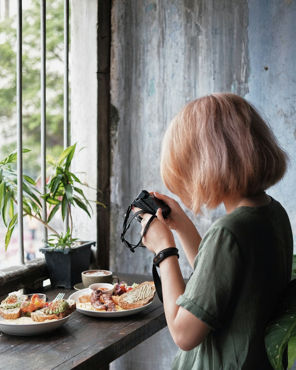 Pessoa fotografando o prato com o celular para contar as calorias da refeição