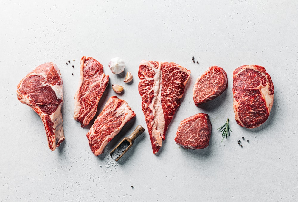 Variedade de carnes e fontes de proteína sobre a mesa