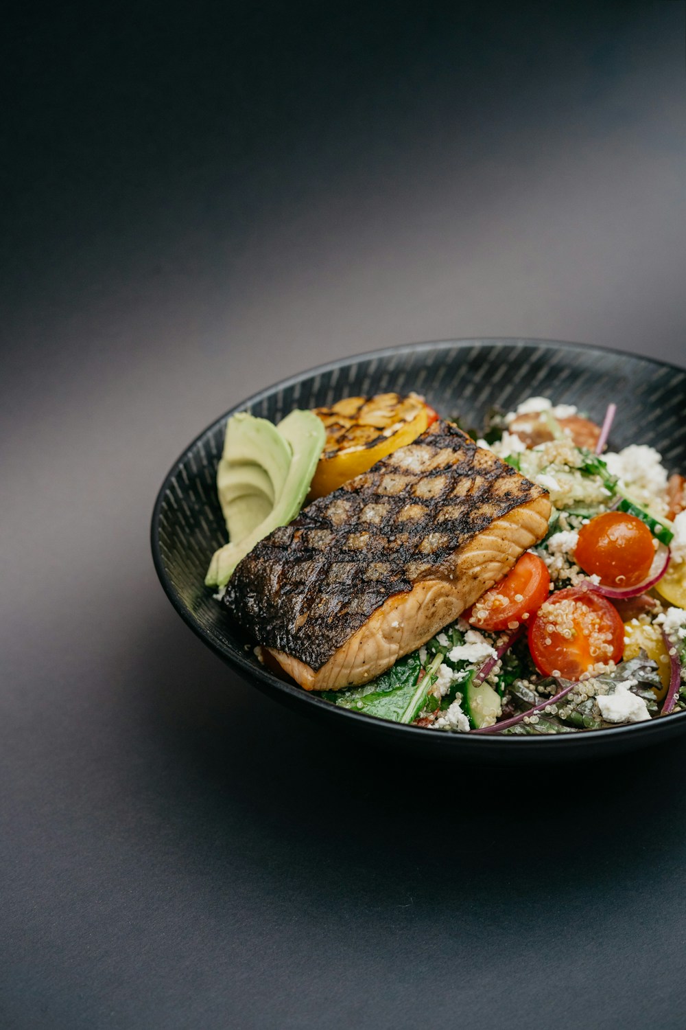 Carne magra grelhada com vegetais verdes, prato de proteína para emagrecer