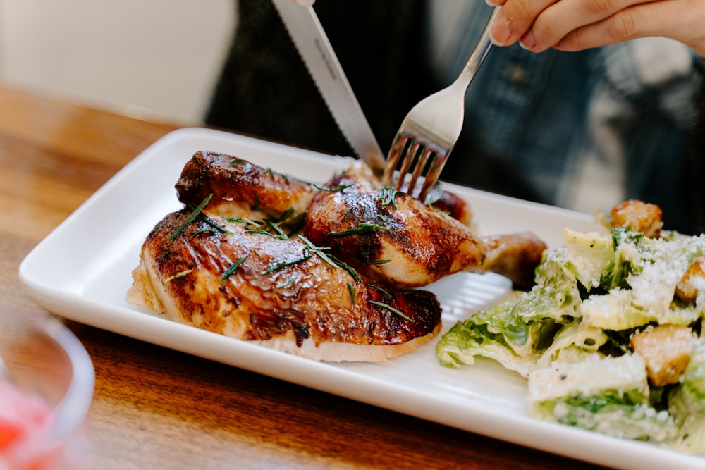 Plate of grilled chicken with vegetables, a high protein meal to lower body fat percentage
