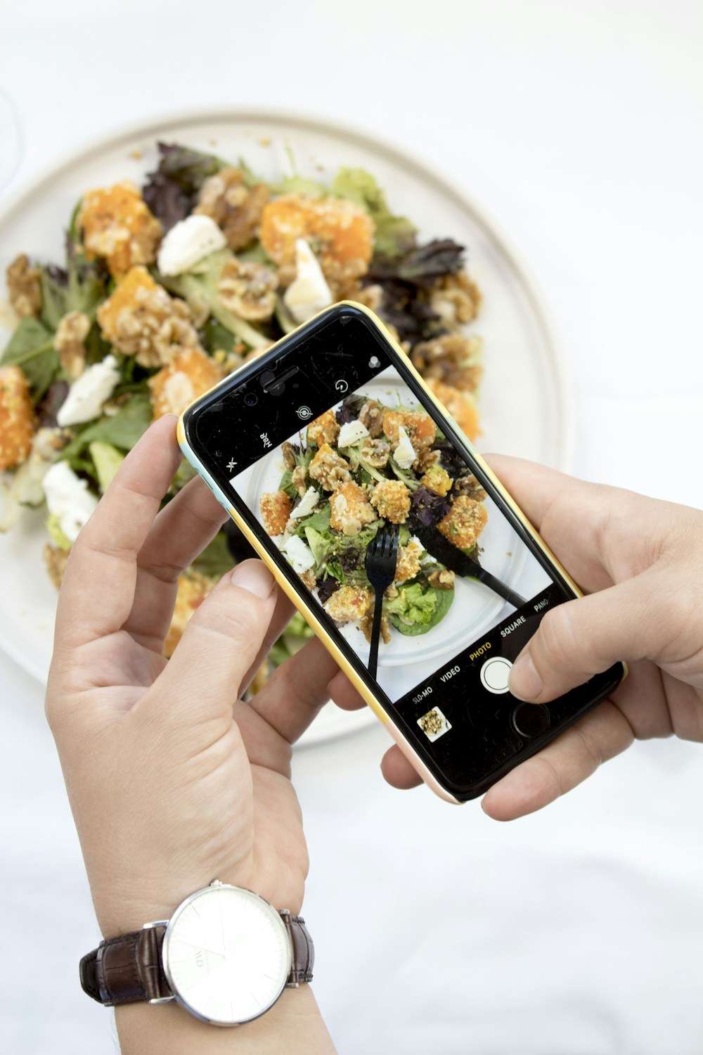 Smartphone logging a daily meal with an AI calorie counter