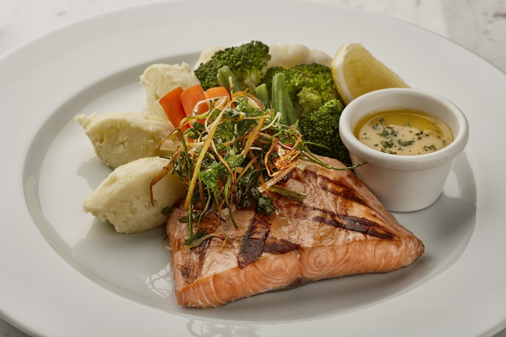 Prato de peixe com legumes, alimentação durante o tratamento com caneta emagrecedora