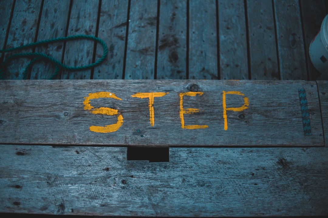 Wooden steps with a yellow arrow representing the calorie burn calculation step by step
