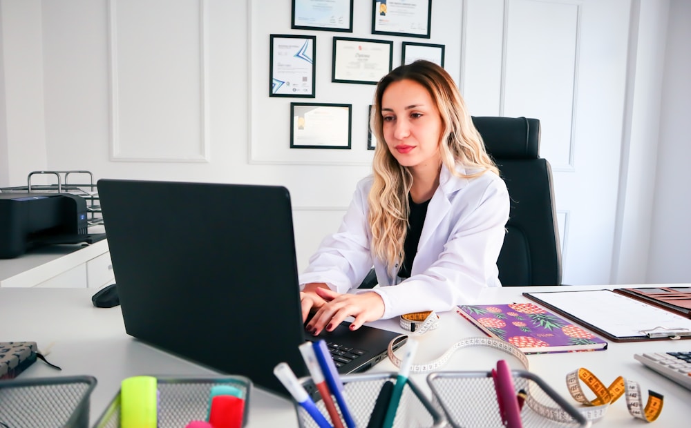 Nutritionist following patients through software on a computer