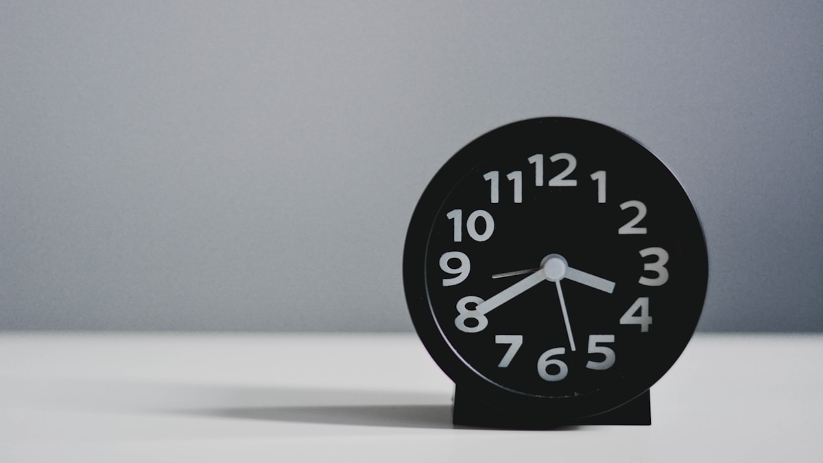 Clock showing the 16 hour cycle used by an intermittent fasting calculator
