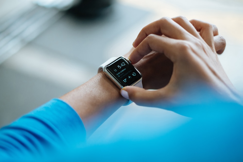 Smartwatch tracking calories burned while walking or running for weight loss