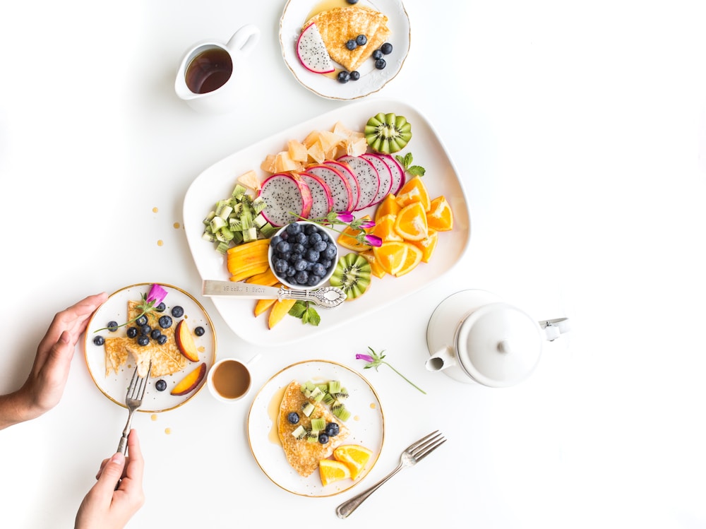 Prato com frutas mostrando densidade calórica baixa para a meta diária de calorias