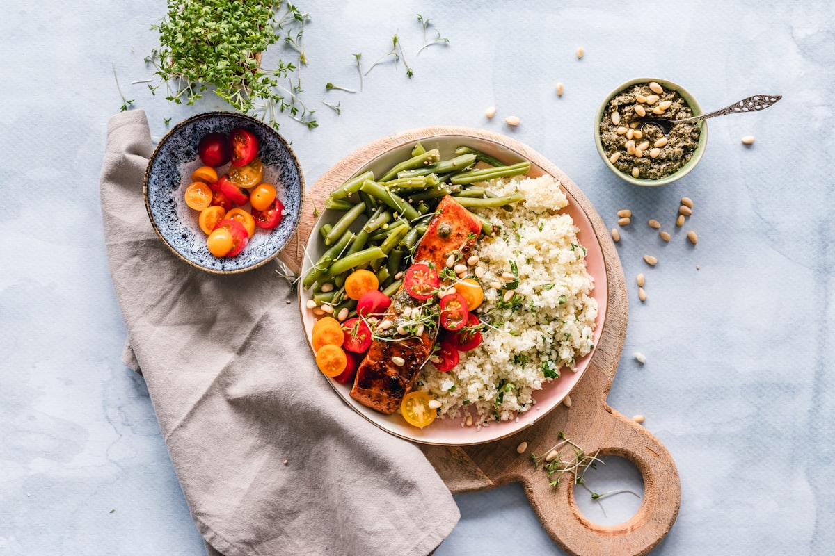 Balanced plate with lean protein, colorful vegetables, and whole grains for healthy eating habits