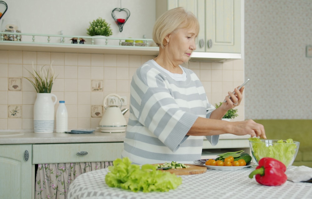 Woman preparing a salad while following the diet through the app