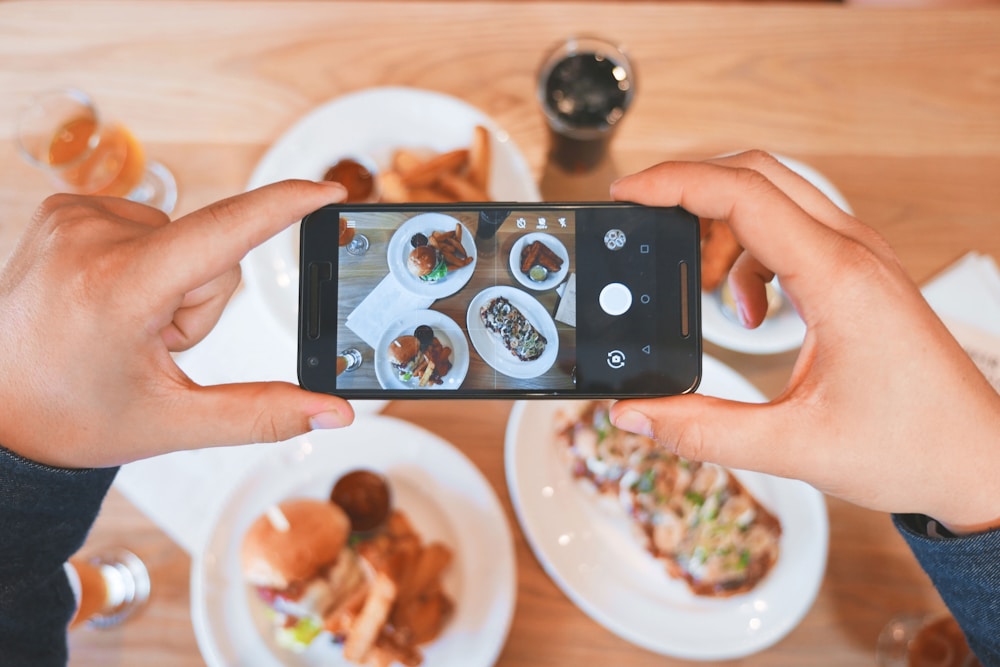 App reading a plate through the camera, an AI calorie counter at work