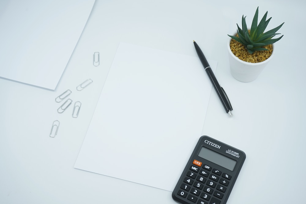 Calculadora e caneta, ferramentas para o cálculo do IMC