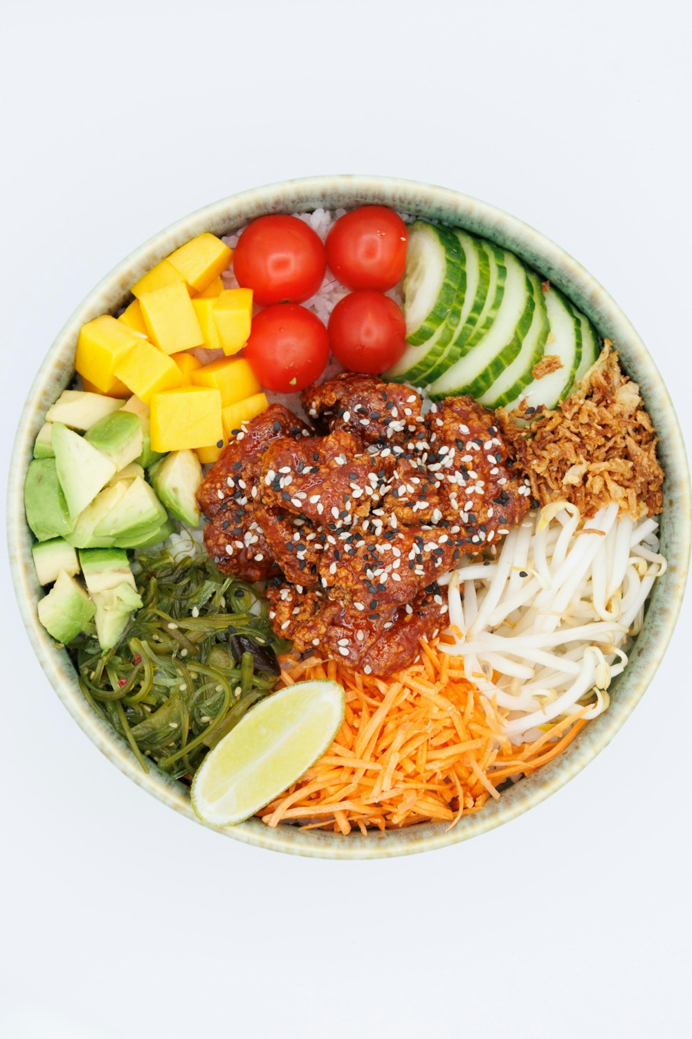 Colorful balanced plate, the practical base of a TDEE calculator