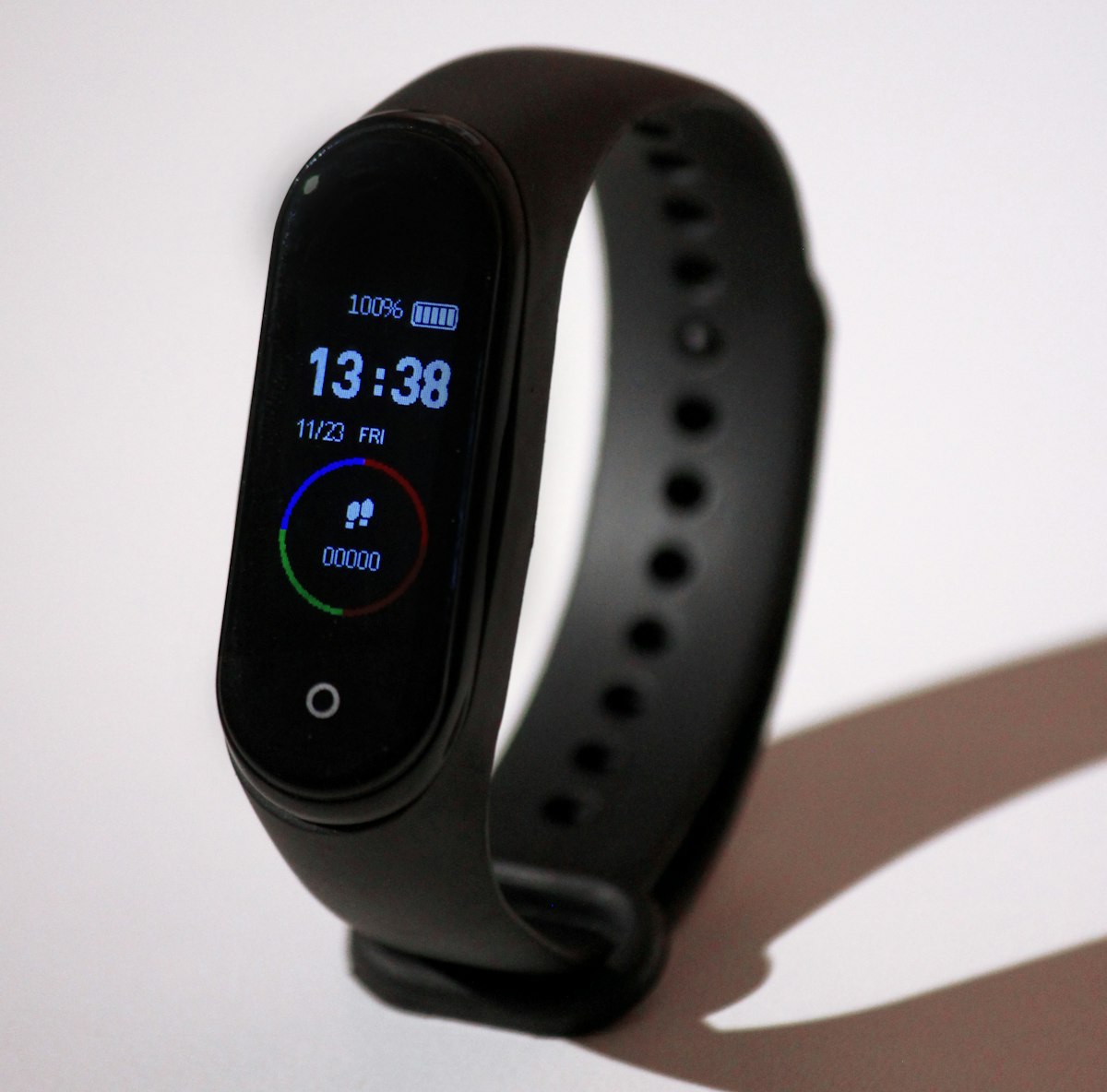 Pessoa verificando frequência cardíaca em smartwatch barato durante o treino