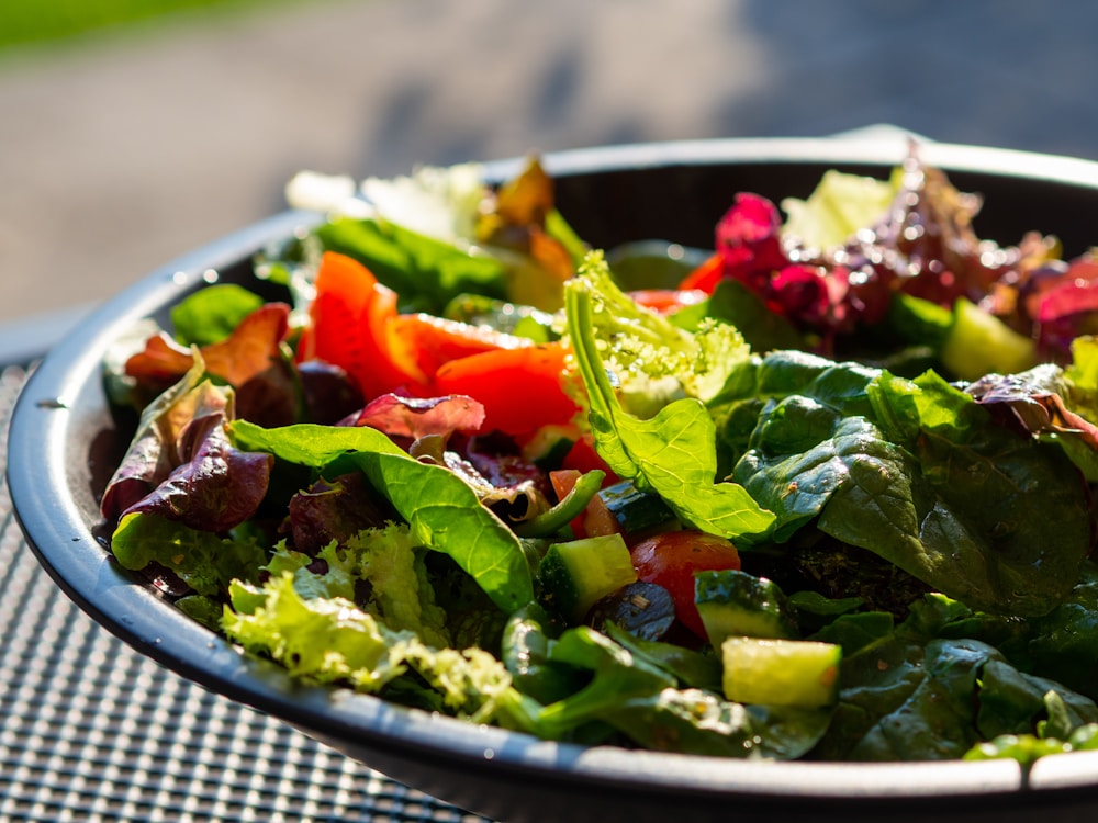 Prato de salada usado para reduzir a entrada e calcular déficit calórico